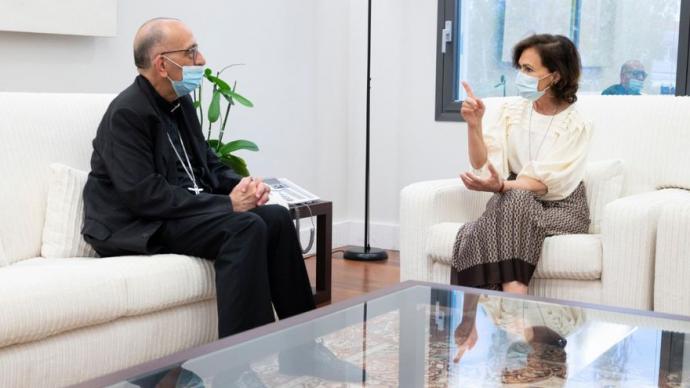 Carmen Calvo conversa con Juan José Omella 