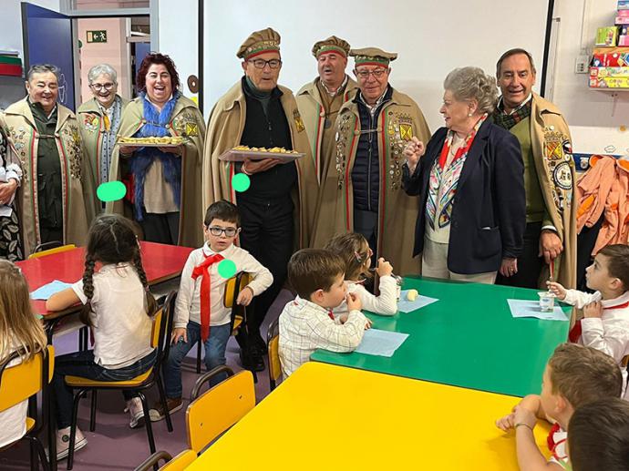 La Cofradía del Hojaldre de Torrelavega repartió polkas en las residencias de ancianos de la ciudad