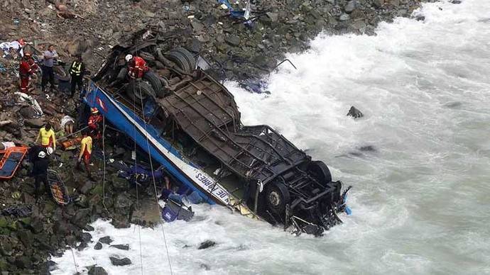 El autobús cayó al mar...