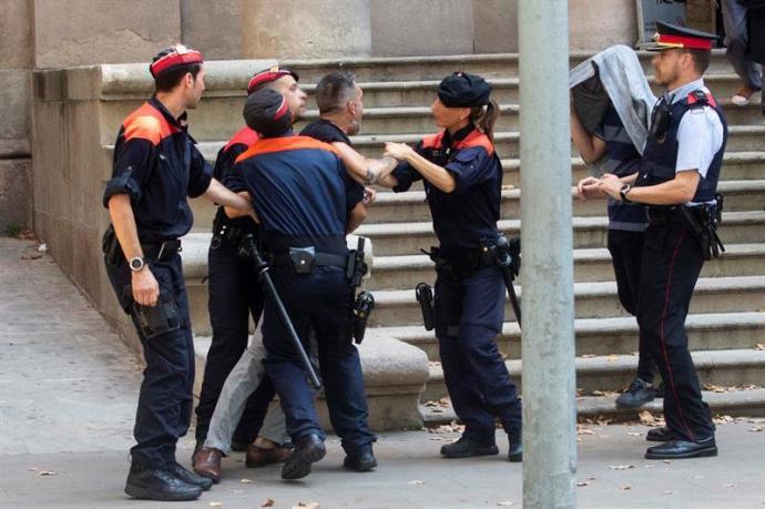 La fiscalía acusa de abusos a 6 jóvenes por violar por turnos a una menor ebria