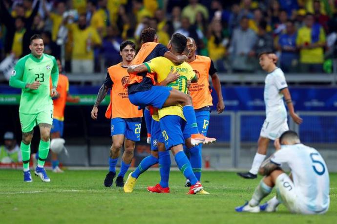 Jugadores de Brasil celebran al final del partido