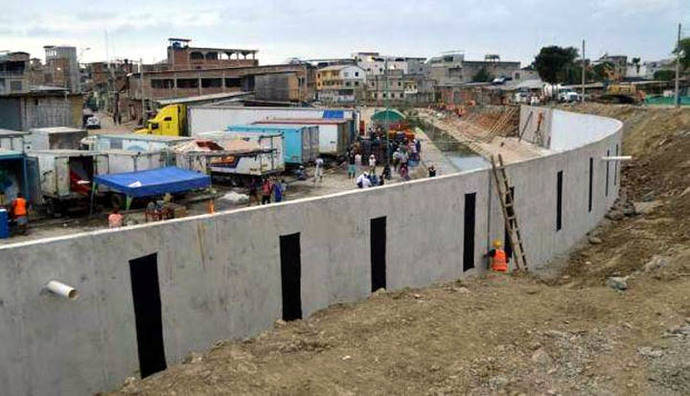 Ecuador construye un muro de 4 metros de alto en la frontera con Perú