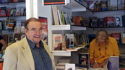 Julia Sáez-Angulo firma sus libros en la caseta de la librería Diwan en la Feria del Libro de Madrid