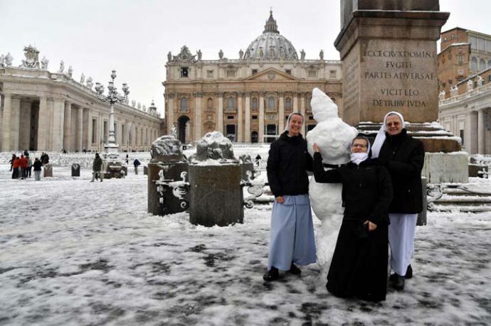 Un grupo de monjas en la plaza de San Pedro en El Vaticano. 