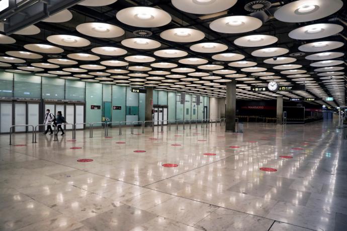 Dos pasajeros cruzan una de las salas de llegadas tras aterrizar en el Aeropuerto Adolfo Suárez Madrid-Barajas. Foto: EFE 