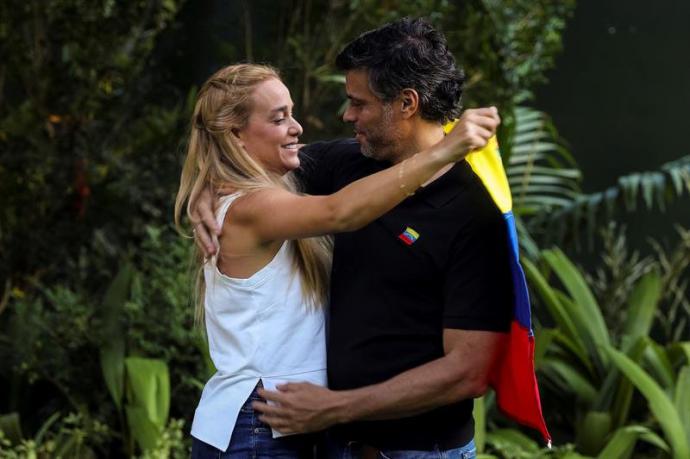 El líder opositor venezolano Leopoldo López abraza a su esposa, Lilian Tintori