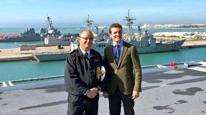 Pablo Casado, junto al almirante Garat de la Marina de los EEUU en Rota TWITTER: 