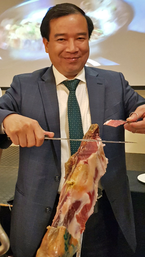 El Viceministro de Turismo Dr. Ha Van Sieu se empleó en cortar jamón...