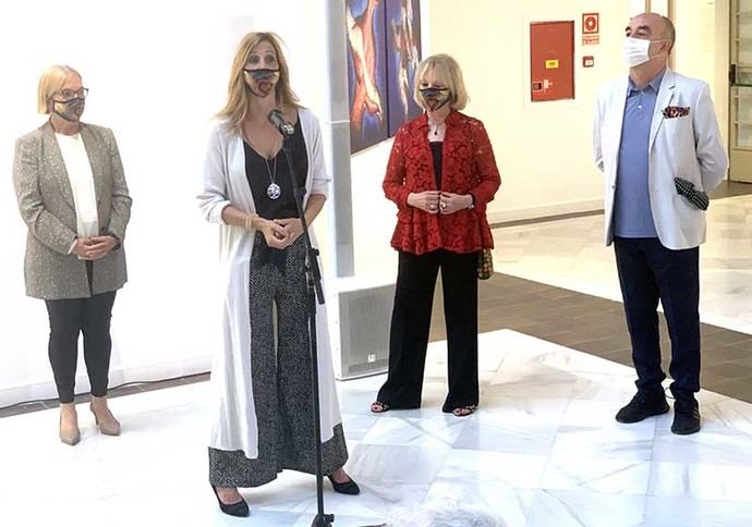 Lola Chamero inaugura la exposición retrospectiva de Adriana Zapisek el Centro Cultural Casa de Vacas del Retiro madrileño