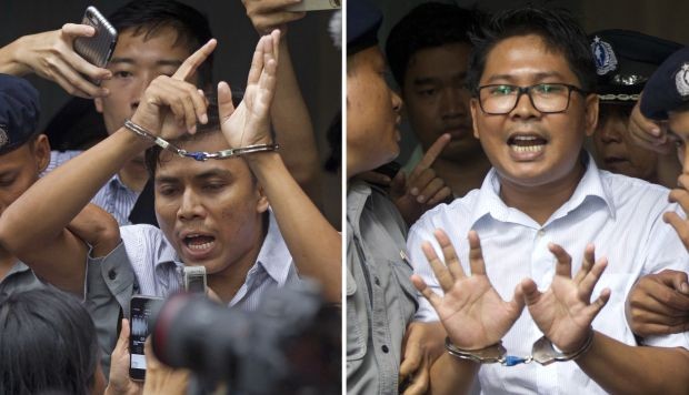 .- Los periodistas de Reuters Kyaw Soe Oo y Wa Lone son esposados y escoltados por la policía fuera de la corte. El tribunal los condenó a siete años de prisión el lunes por posesión ilegal de documentos oficiales.