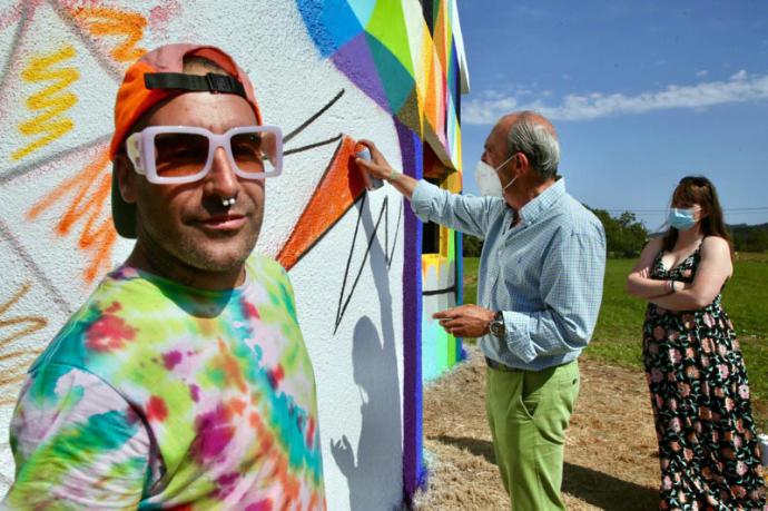 El artista Okuda pinta seis silos ganaderos en la localidad cántabra de Ajo