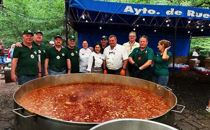 Más de 2.000 raciones de cocido montañés se repartieron en el monte Ucieda