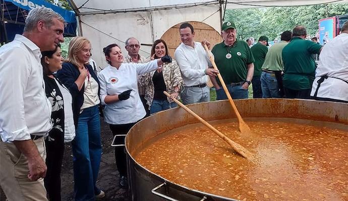 Más de 2.000 raciones de cocido montañés se repartieron en el monte Ucieda