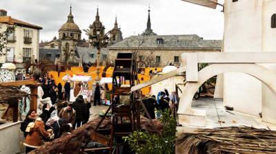 El Escorial, invierno bajo el Abanto e instalación del Belén Monumental en calles y plazas céntricas
