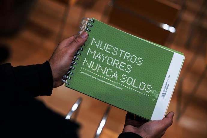 La Diputación potenciará el proyecto para combatir la soledad no deseada a través de la instalación de domótica en hogares de personas mayores