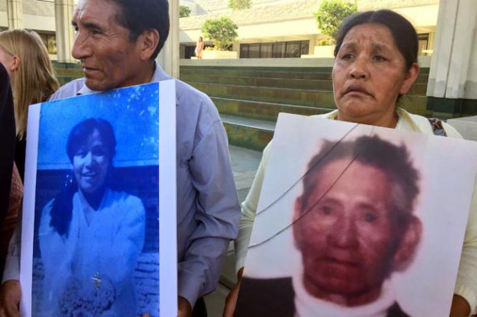Teofilo Balcazar Cerro (I) y Felicidad Rosa Huancar (d) familiares de las víctimas de la matanza en Bolivia. AFP