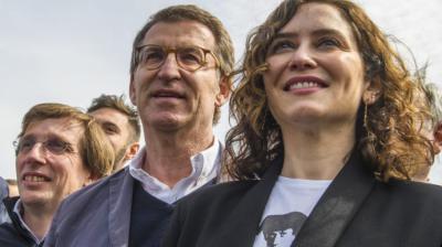 El nuevo líder del PP, Alberto Núñez Feijóo (c), la presidenta de Madrid, Isabel Díaz Ayuso (d), y el alcalde de la Capital, José Luis Martínez-Almeida (i)