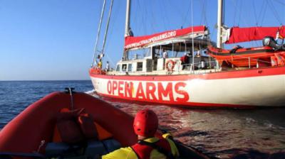 Rescatistas españoles buscan puerto para llevar a 87 migrantes rescatados