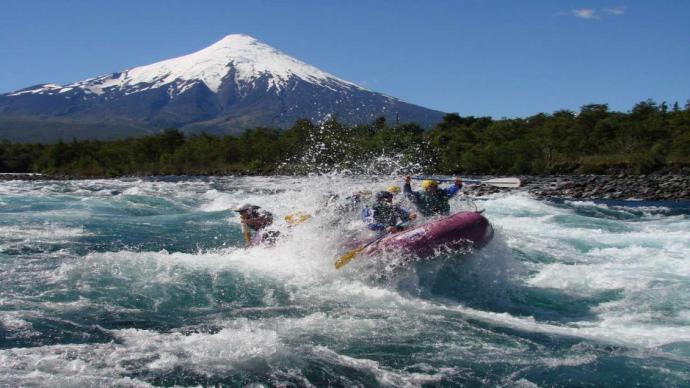 Rafting en el Río Petrohué, sur de Chile