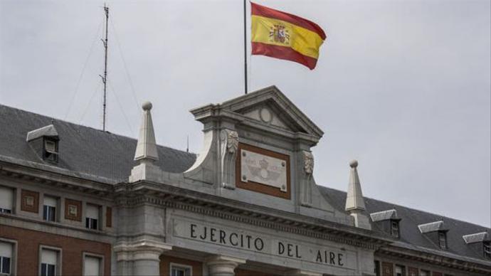 La bandera del Ejército del Aire, en Madrid, a media asta este jueves de Semana Santa / OLMO CALVO