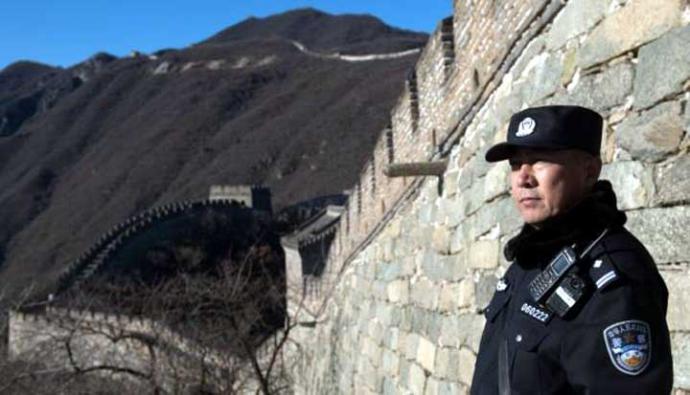 Un guardia custodia un acceso a la Gran Muralla en China