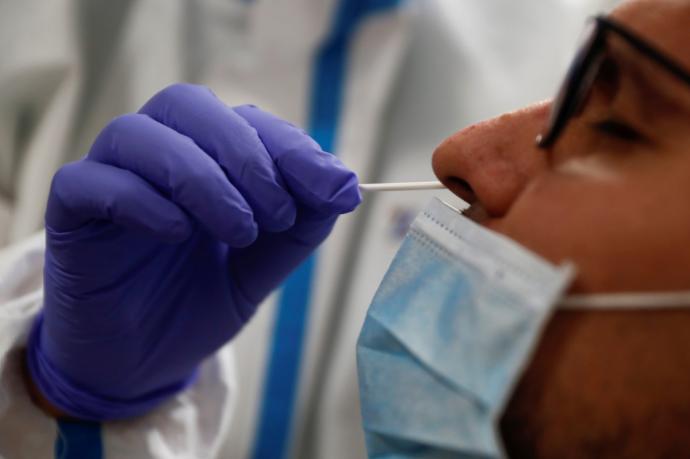 Un trabajador sanitario hace un test de coronavirus. Foto: EFE 