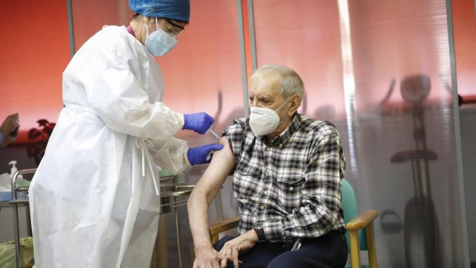 Nicanor, el primer vacunado contra la COVID en Madrid