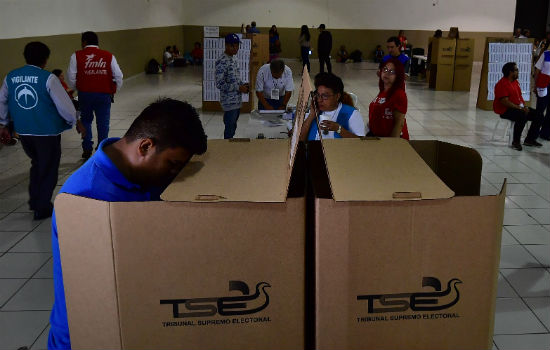 Salvadoreños acuden a las urnas para elegir a su nuevo presidente