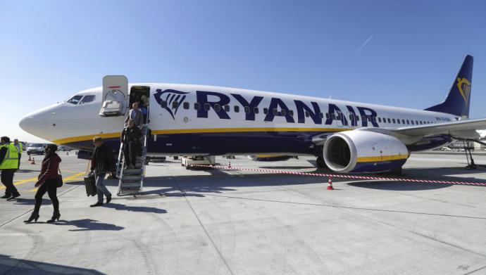 FACUA denuncia a Ryanair por mantener a 200 pasajeros españoles dentro de un avión durante más de 6 horas