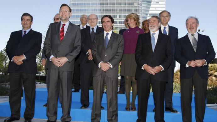 En la imagen de archivo, José María Aznar rodeado de su equipo de gobierno