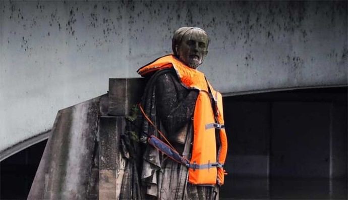 París: Ponen salvavidas a emblemática estatua por crecida del Sena