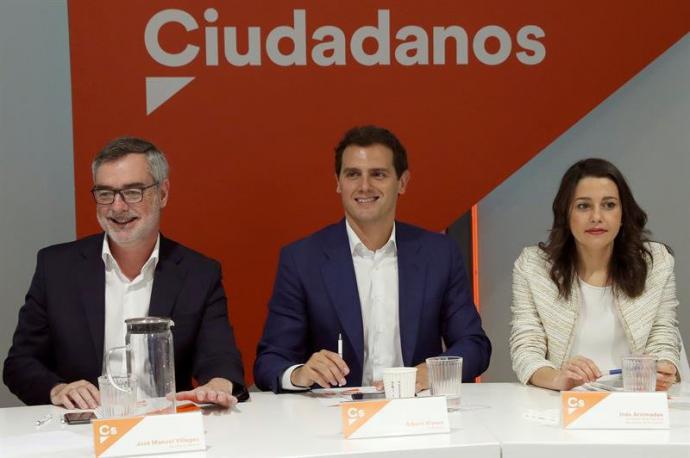 El presidente de Ciudadanos, Albert Rivera (i); la portavoz de la ejecutiva y secretaria de Formación, Inés Arrimadas; y el secretario general, José Manuel Villegas (i)