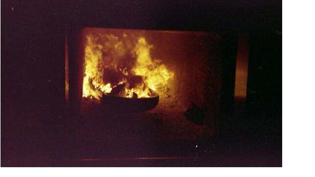 Foto tomada por el extorsionador de un cadáver cremado sobre una tapa de ataúd