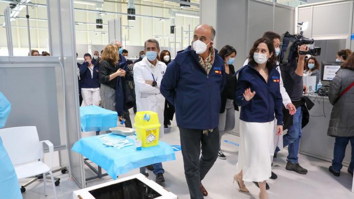 La presidenta regional, Isabel Díaz Ayuso, y el viceconsejero de Sanidad, Antonio Zapatero, en una visita al Zendal.