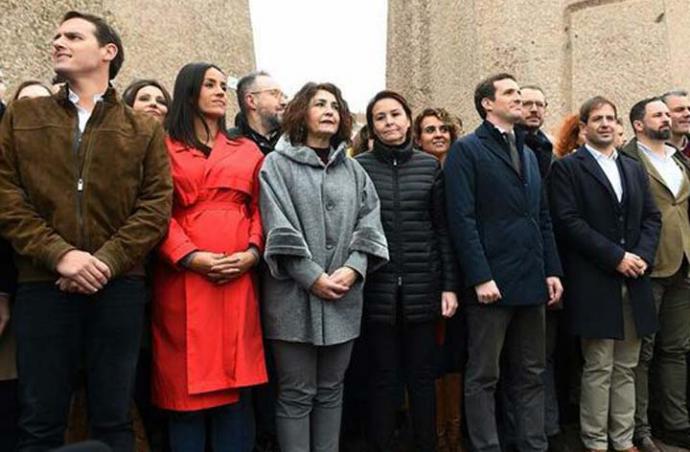 Abascal, Casado y Rivera durante la concentración de Colón, en febrero