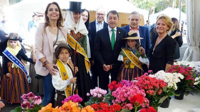 Flores, plantas y artesanía llenan el parque García Sanabria, de Santa Cruz de Tenerife, en las fiestas de Mayo