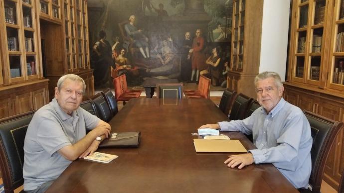 José Antonio Sierra (izq.) y José María Ruiz Povedano, en la Económica con la alegoría de Carlos III al fondo, en la que aparece el ministro de Indias José de Gálvez A.V.