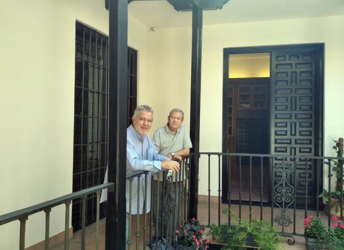 Los promotores de la Casa de América, en el patio de la Económica. A.V.