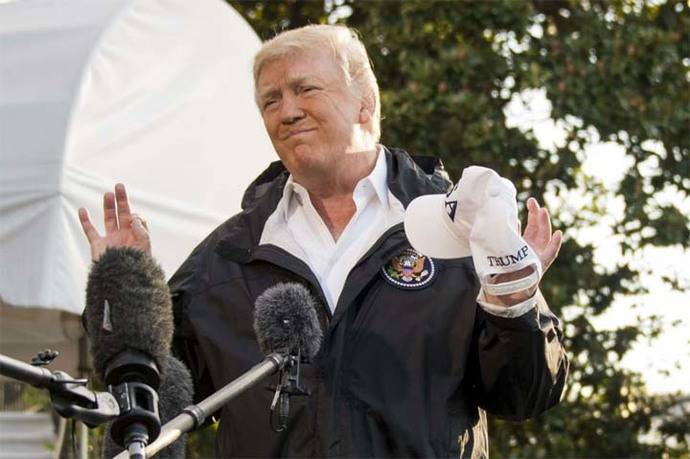 Trump antes del viaje que emprendió rumbo a Puerto Rico para evaluar los daños tras el paso de huracanes.