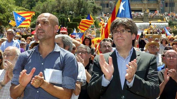 Carles Puigdemont (d) junto a Pep Guardiola (imagen de archivo)