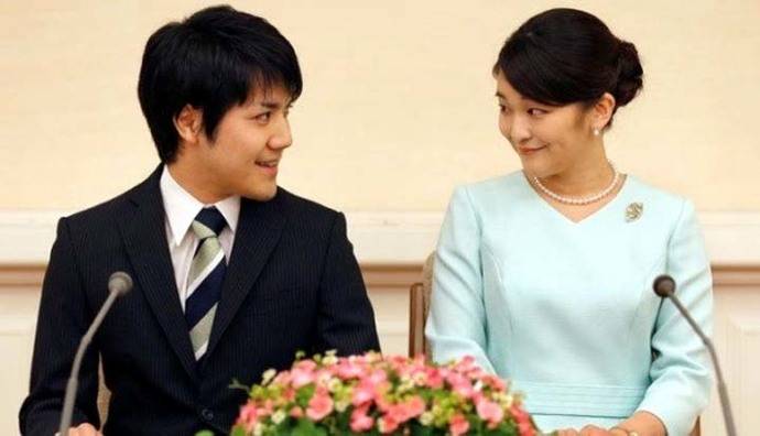 Mako y Komuro se graduaron en la Universidad Internacional Cristiana.