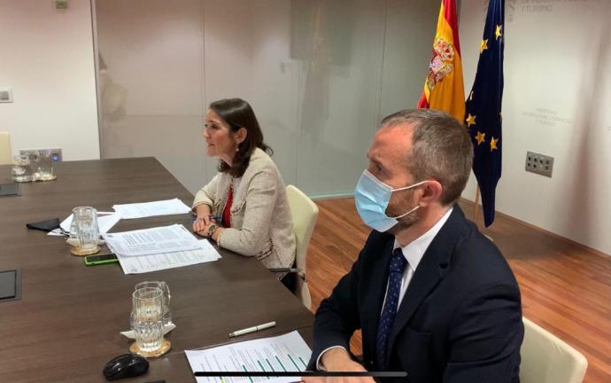 La ministra de Industria, Comercio y Turismo, Reyes Maroto, y el director general de Turespaña, Miguel Sanz, en ñla presentación de la nueva campaña. 