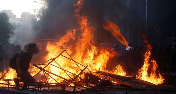 Chile: Manifestantes queman iglesia de la policía en la primera protesta del 2020