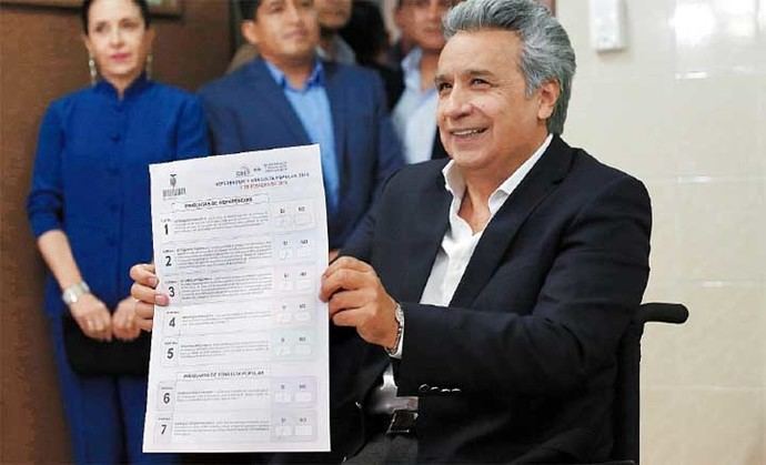 El presidente Lenín Moreno muestra el tarjetón con sus votos en Quito. 