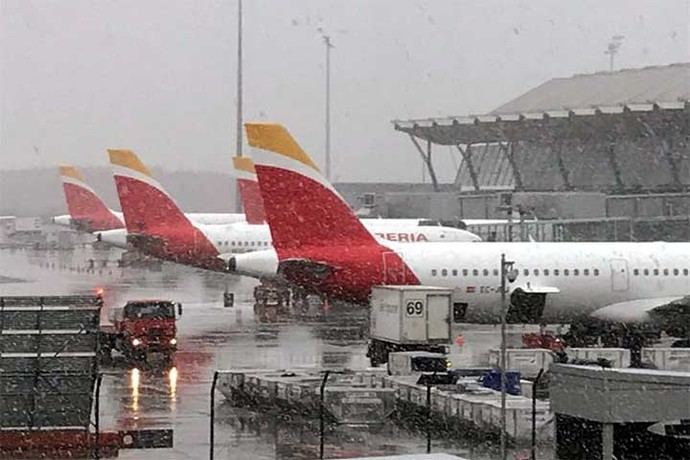 Aeropuerto de Madrid sufre retrasos por tormenta de nieve