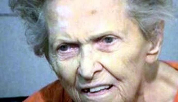 Anna Mae Blessing usó dos viejas pistolas para acabar con la vida de su hijo de 72 años