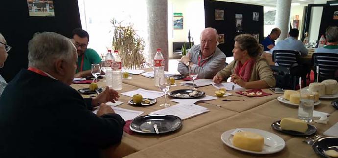 Torrelavega: Veinte expertos en la cata de quesos, quesadas y sobaos.