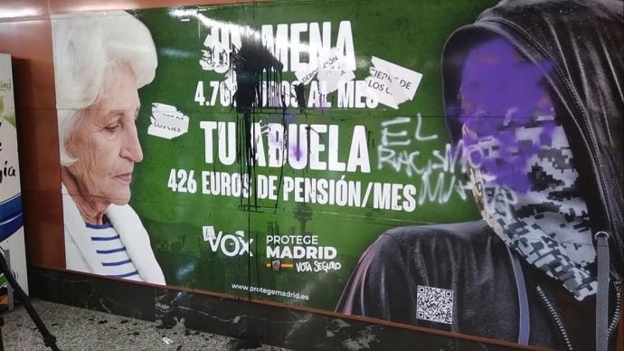 El cartel xenófobo de Vox en la estación de cercanías de la Puerta del Sol de Madrid.
