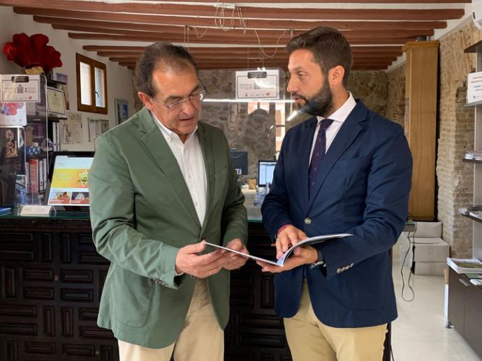 El director del Instituto de Turismo de la Región de Murcia (Itrem), Juan Francisco Martínez, acompañado del concejal de Turismo de Lorca, Santiago Parra