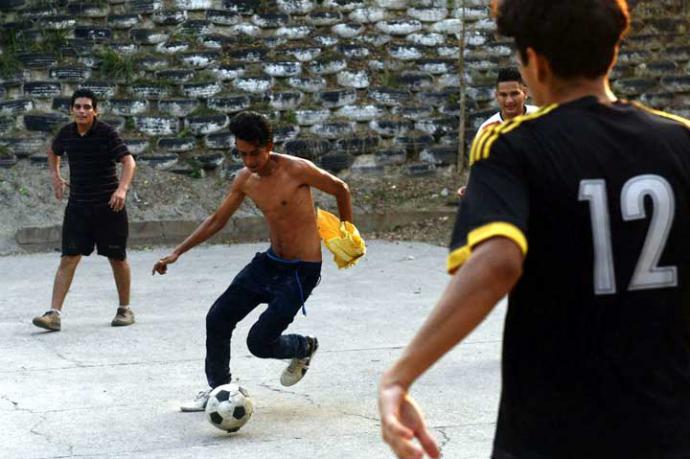 Algunos jóvenes salvadoreños en un centro en la ciudad de Popotlan 